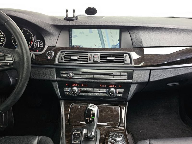 2012 BMW 5 Series 520d photo 13