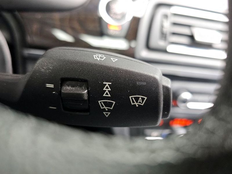 2012 BMW 5 Series 520d photo 17
