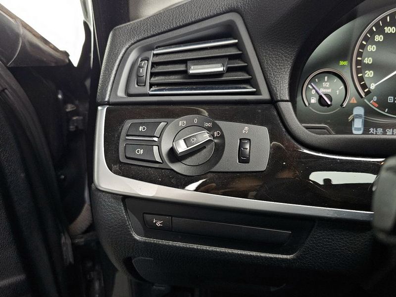 2012 BMW 5 Series 520d photo 18