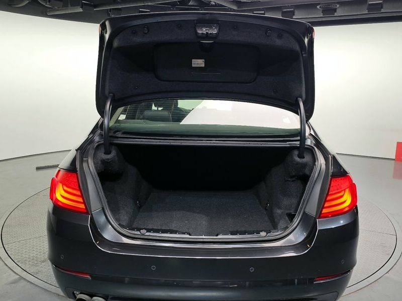 2012 BMW 5 Series 520d photo 20