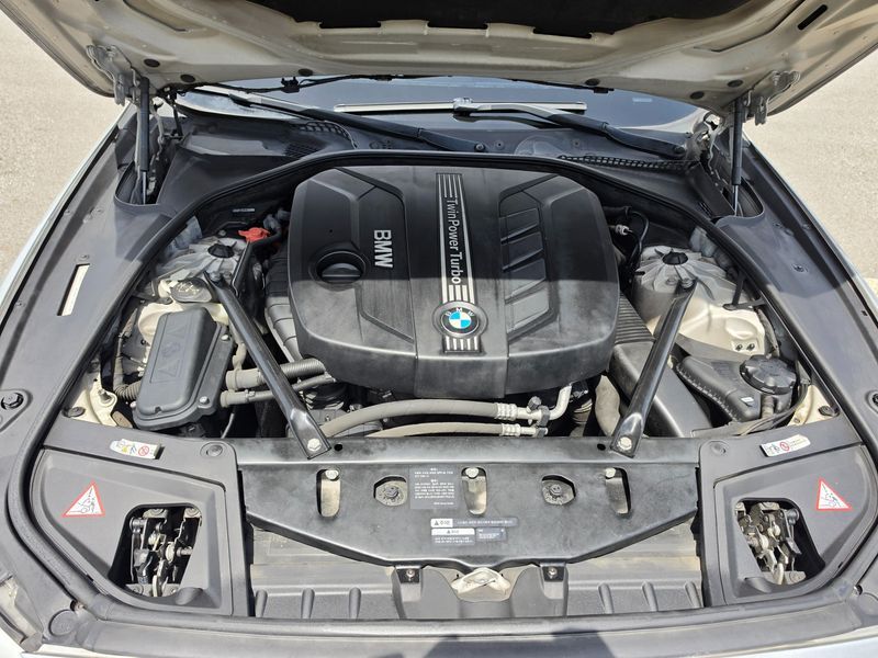 2013 BMW 5 Series 520d photo 8