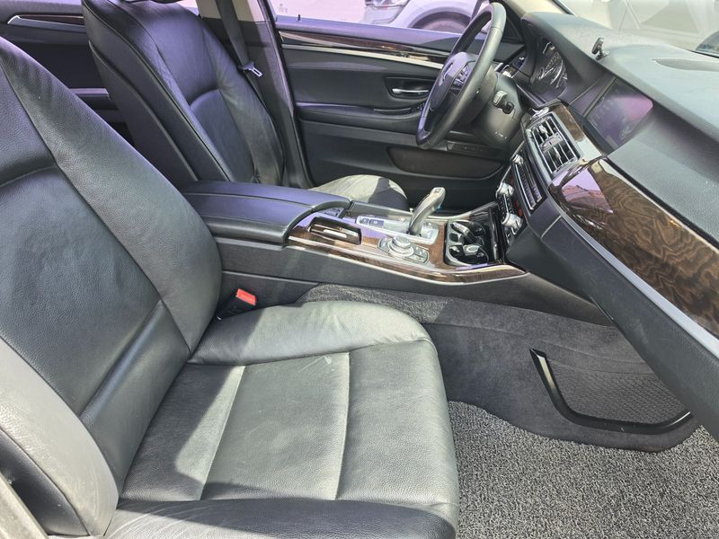 2013 BMW 5 Series 520d photo 11