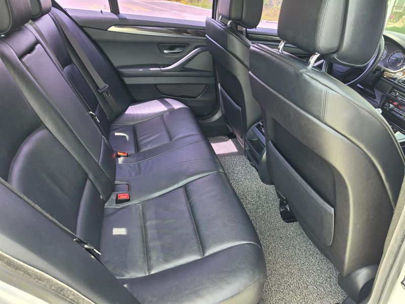 2013 BMW 5 Series 520d photo 14