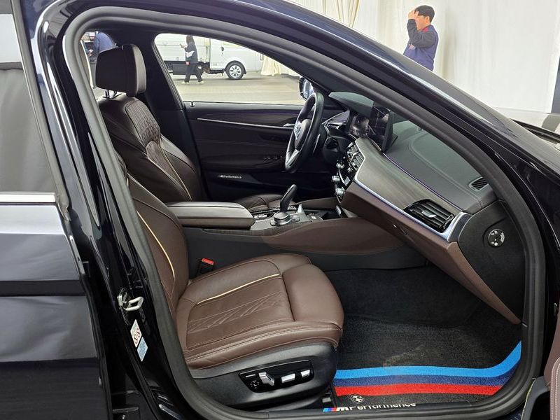 2021 BMW 5 Series 530i xDrive M Sport Package photo 11