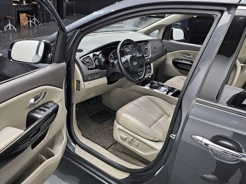 2015 Kia Carnival 9-seater Noblesse photo 11