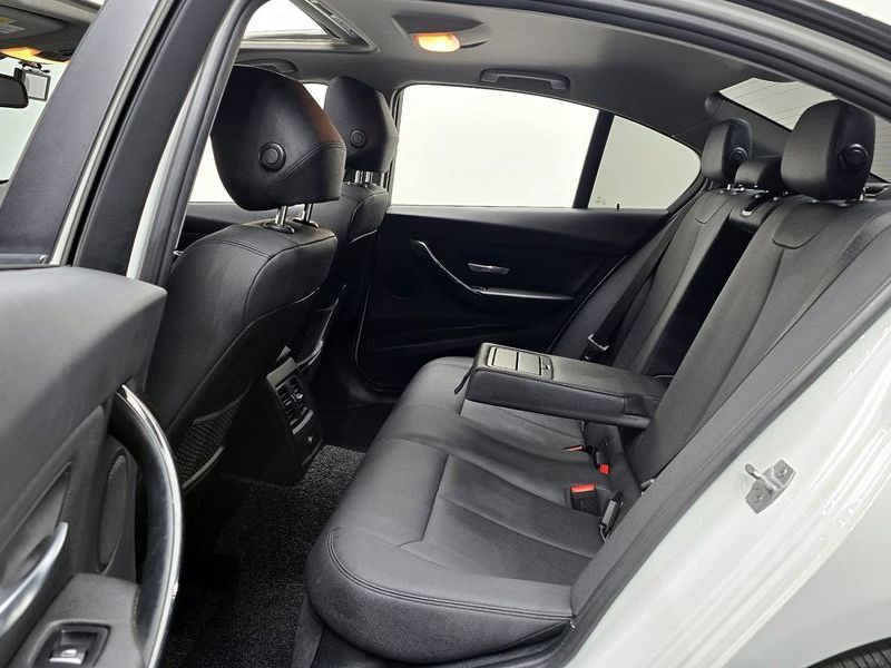 2018 BMW 3 Series 320d photo 12