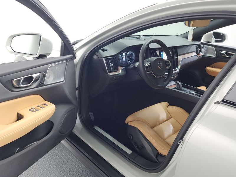2021 Volvo V60 B5 Pro AWD photo 10