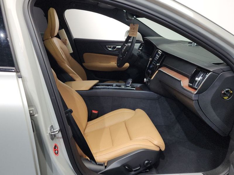 2021 Volvo V60 B5 Pro AWD photo 11