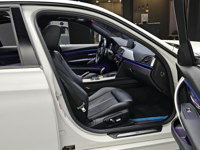 2017 BMW 3 Series 330i M Sport photo 11