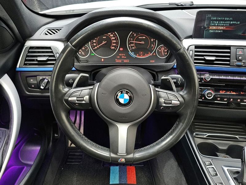2017 BMW 3 Series 330i M Sport photo 13