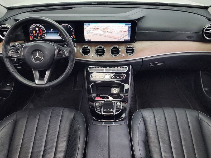 2017 Mercedes-Benz E-Class E300 4MATIC Exclusive photo 7