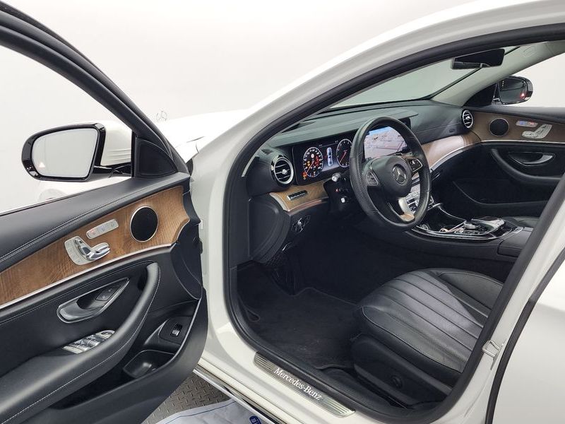 2017 Mercedes-Benz E-Class E300 4MATIC Exclusive photo 10