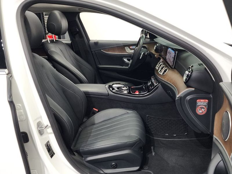 2017 Mercedes-Benz E-Class E300 4MATIC Exclusive photo 11
