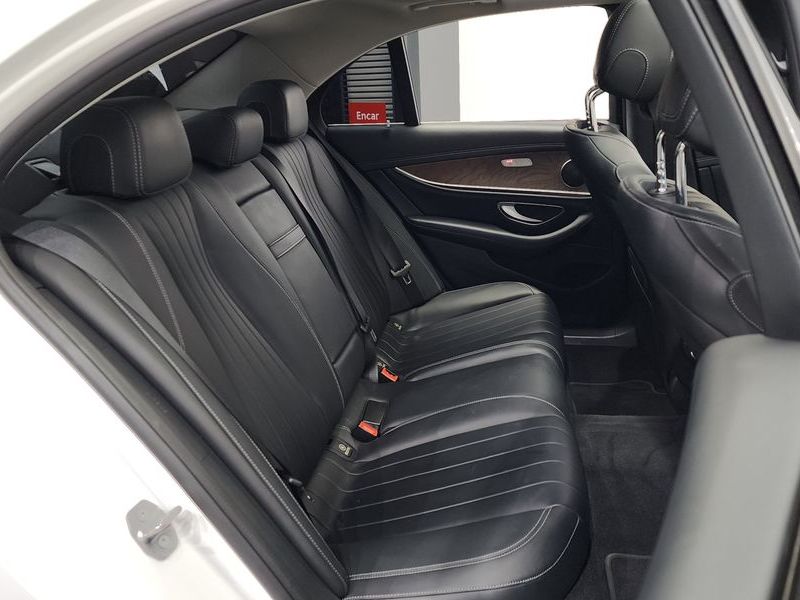 2017 Mercedes-Benz E-Class E300 4MATIC Exclusive photo 12