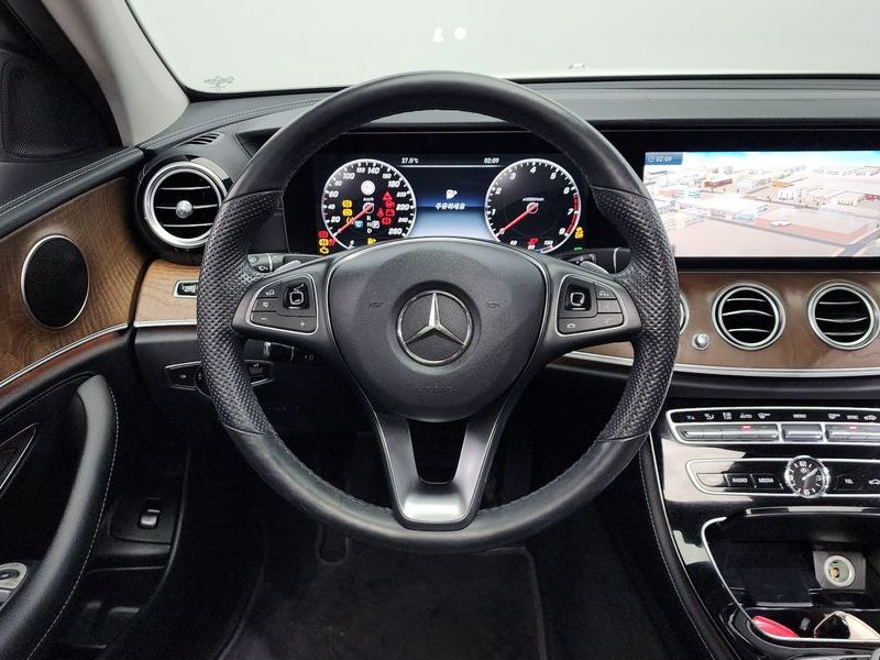2017 Mercedes-Benz E-Class E300 4MATIC Exclusive photo 13