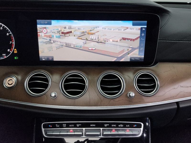 2017 Mercedes-Benz E-Class E300 4MATIC Exclusive photo 14