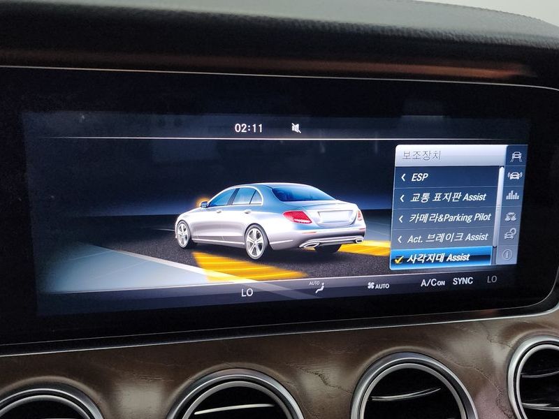 2017 Mercedes-Benz E-Class E300 4MATIC Exclusive photo 16