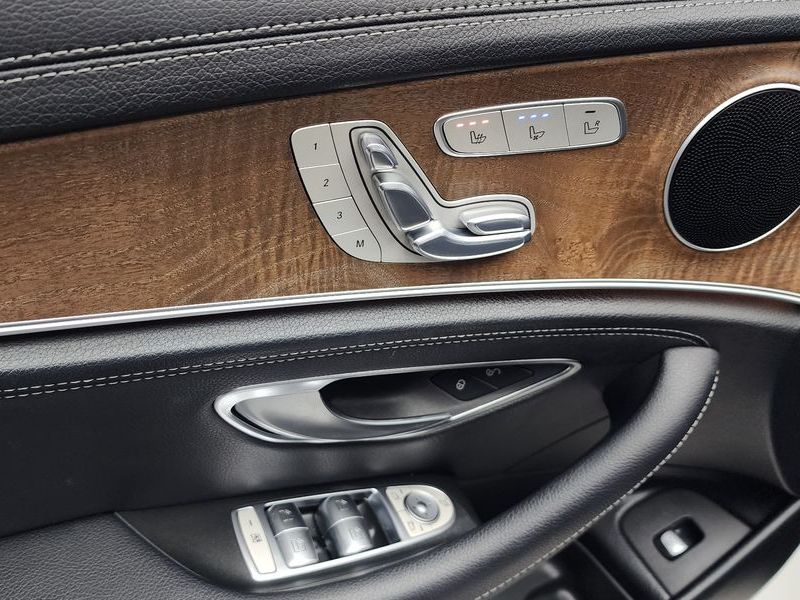 2017 Mercedes-Benz E-Class E300 4MATIC Exclusive photo 19