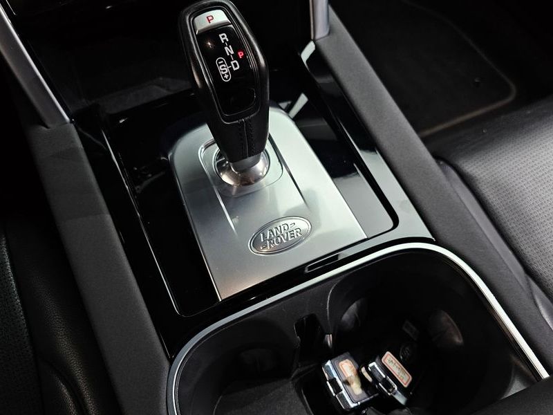 2022 Land Rover Discovery Sport P250 SE photo 9