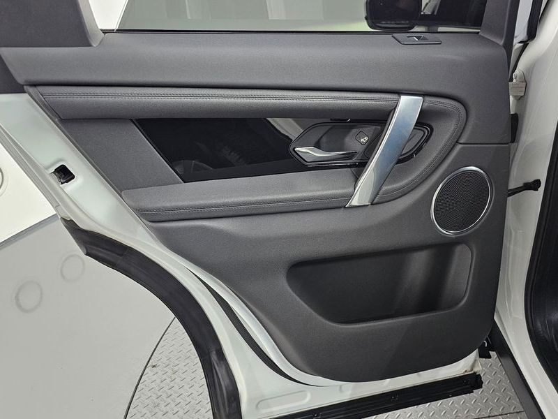 2022 Land Rover Discovery Sport P250 SE photo 25