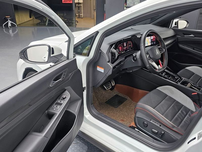 2024 Volkswagen Golf 2.0 GTI photo 10