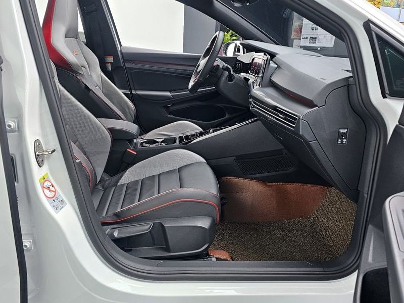 2024 Volkswagen Golf 2.0 GTI photo 11