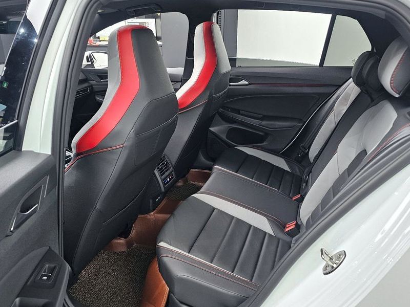 2024 Volkswagen Golf 2.0 GTI photo 12