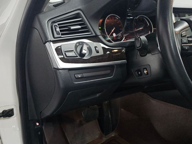 2014 BMW 5 Series 528i photo 13