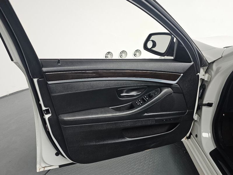 2014 BMW 5 Series 528i photo 24