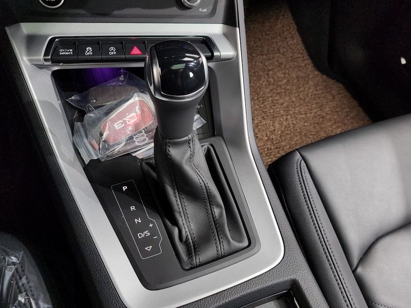 2025 Audi Q3 35 TDI Premium photo 9