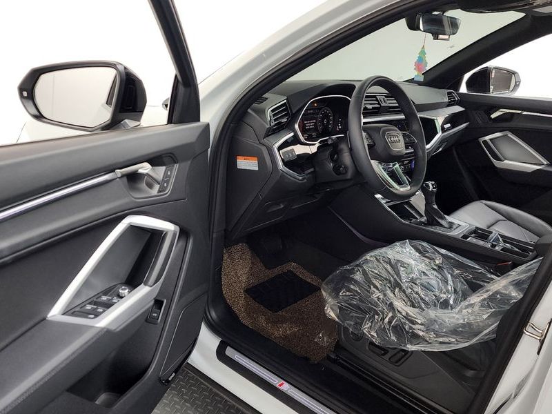 2025 Audi Q3 35 TDI Premium photo 10