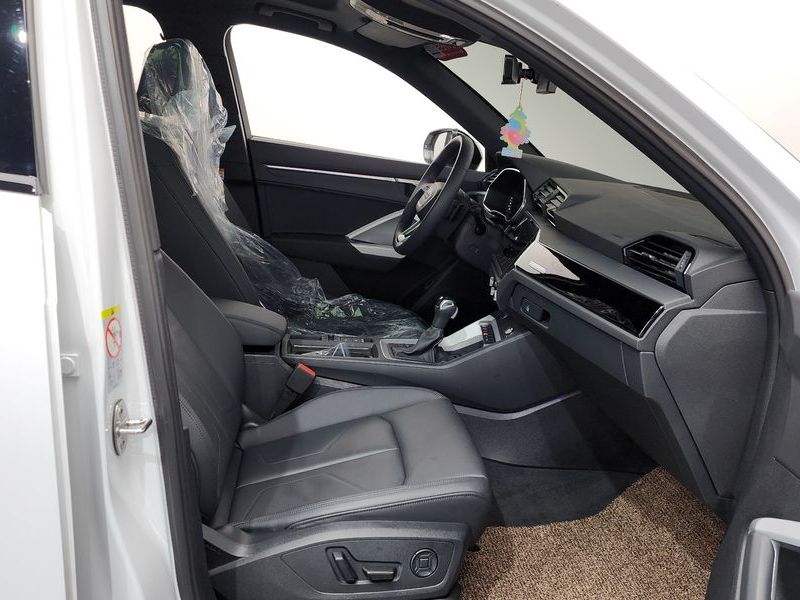 2025 Audi Q3 35 TDI Premium photo 11
