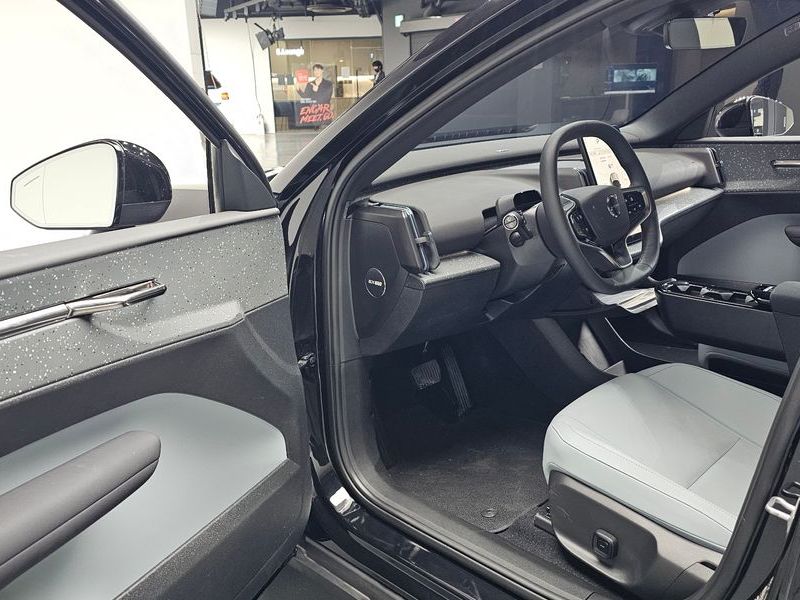 2025 Volvo EX30 Ultra photo 10