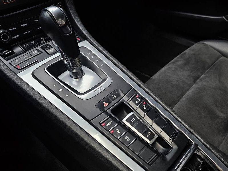 2018 Porsche 718 2.0 photo 9