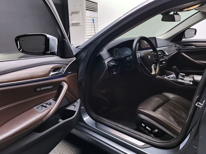 2019 BMW 5 Series 530i xDrive Luxury Plus photo 10