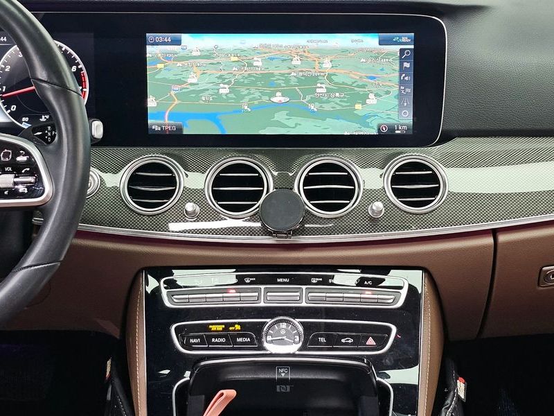 2020 Mercedes-Benz E-Class E300 4MATIC AMG Line photo 19