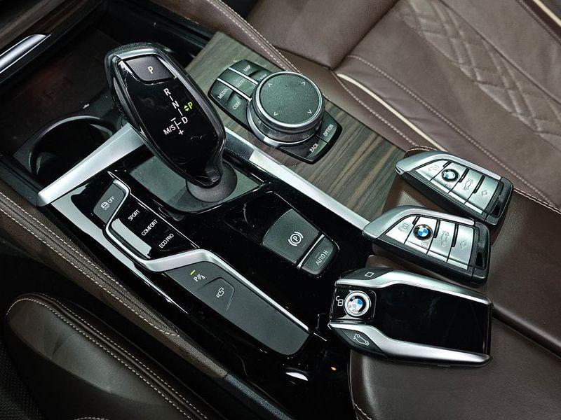2018 BMW 5 Series 530i xDrive M Sport Package Plus photo 9