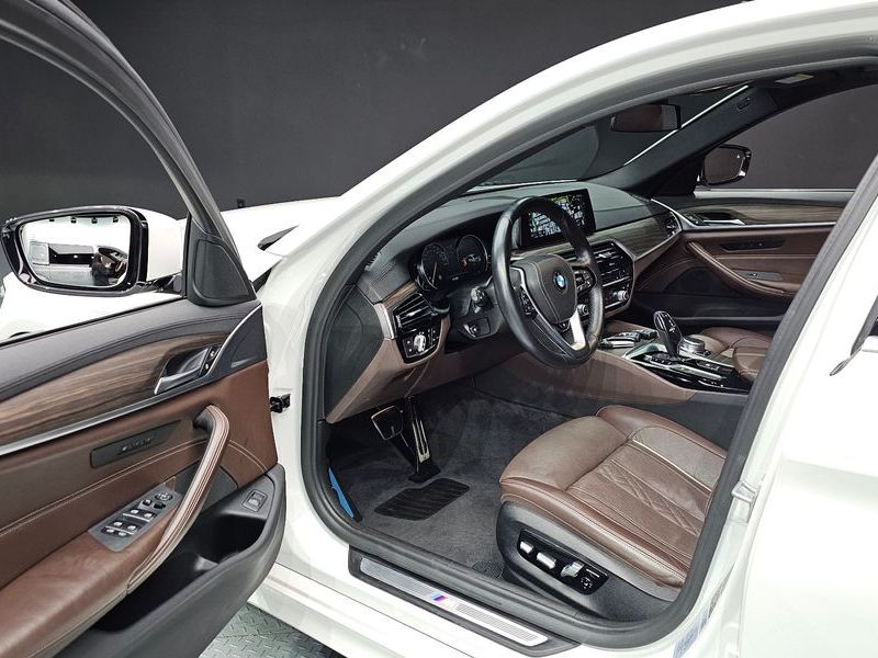 2018 BMW 5 Series 530i xDrive M Sport Package Plus photo 10