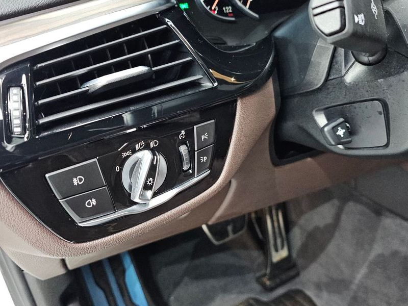 2018 BMW 5 Series 530i xDrive M Sport Package Plus photo 12