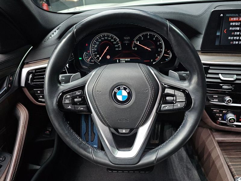 2018 BMW 5 Series 530i xDrive M Sport Package Plus photo 14