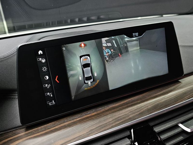 2018 BMW 5 Series 530i xDrive M Sport Package Plus photo 15