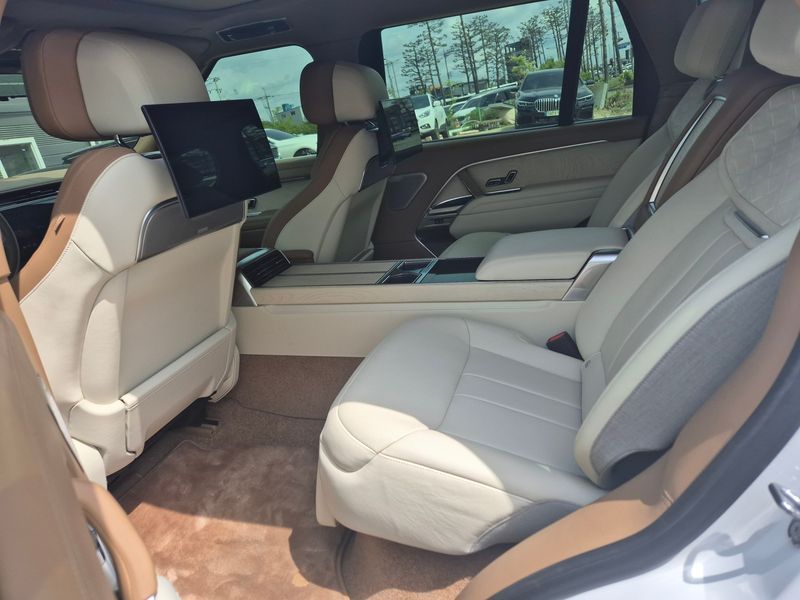 2024 Land Rover Range Rover P615 SV LWB photo 13