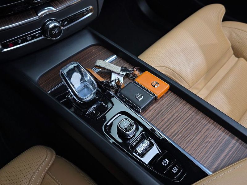 2021 Volvo XC60 B5 Inscription photo 9