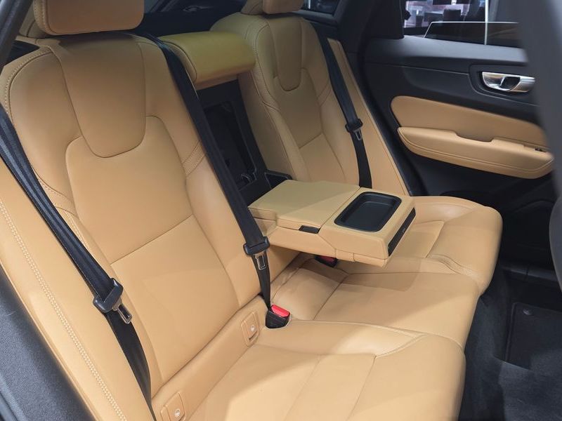 2021 Volvo XC60 B5 Inscription photo 12