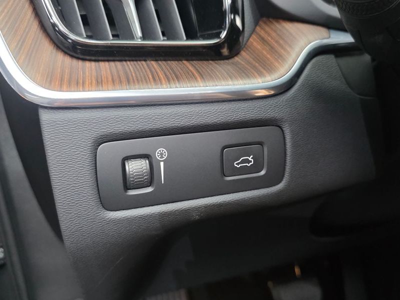 2021 Volvo XC60 B5 Inscription photo 17
