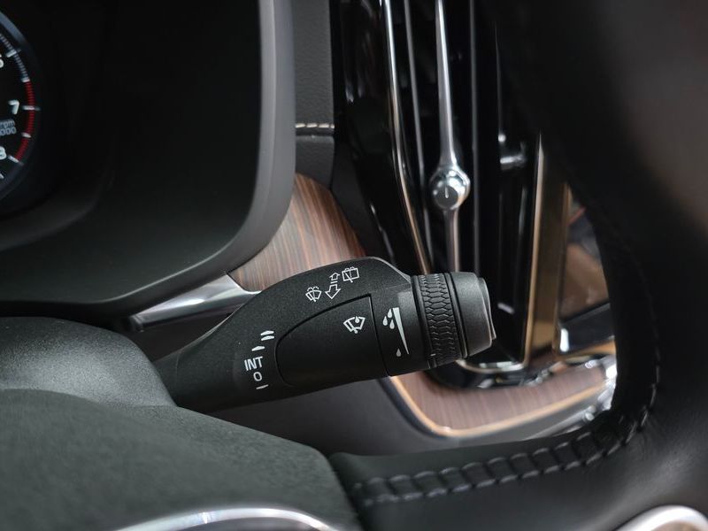 2021 Volvo XC60 B5 Inscription photo 18