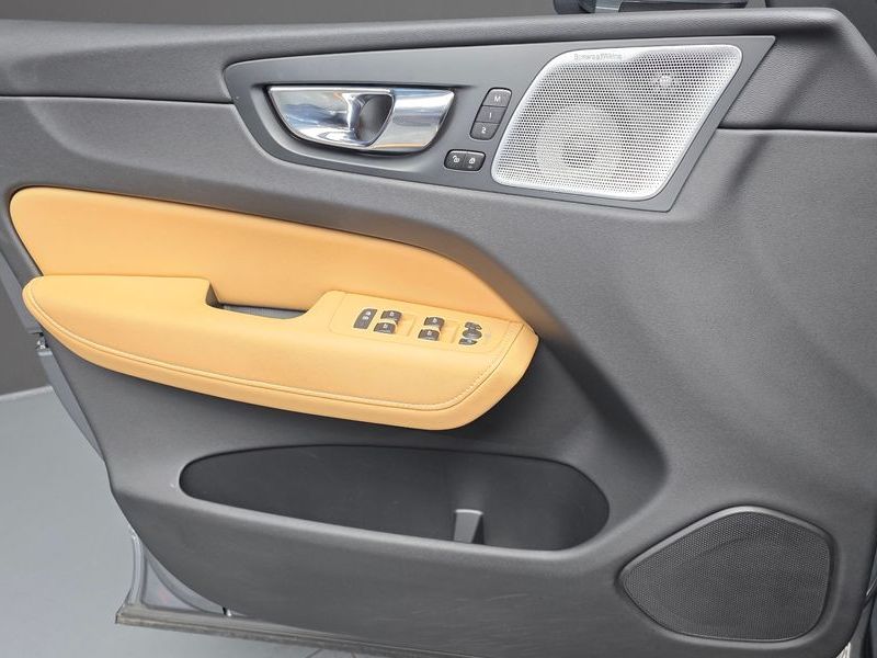 2021 Volvo XC60 B5 Inscription photo 24
