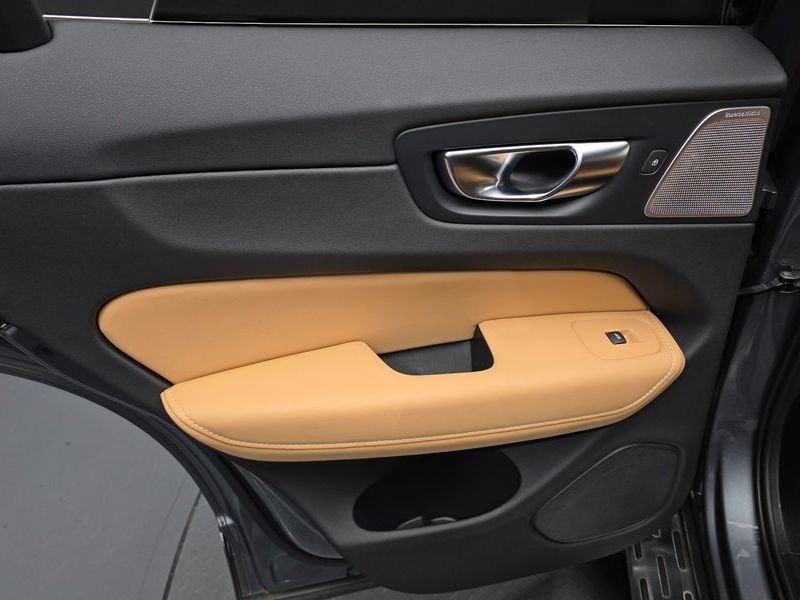 2021 Volvo XC60 B5 Inscription photo 25