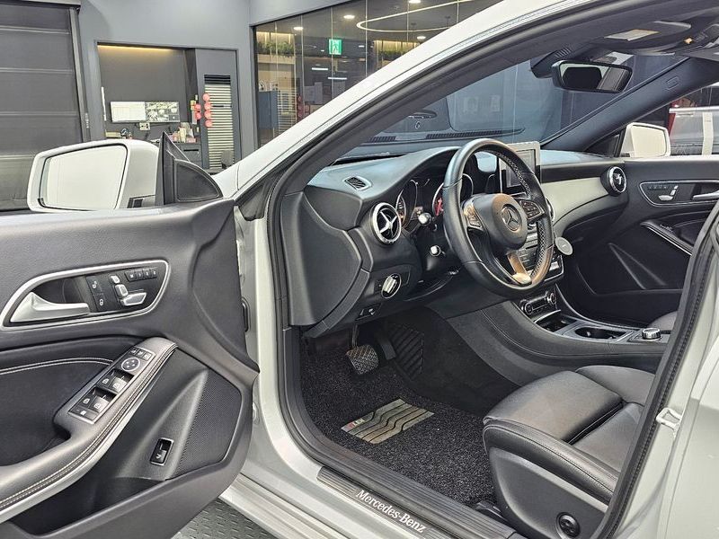 2017 Mercedes-Benz A-Class CLA250 4MATIC photo 11
