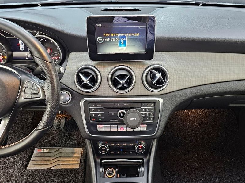 2017 Mercedes-Benz A-Class CLA250 4MATIC photo 14